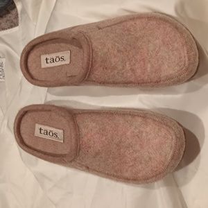 Taos Wool clogs size 39/8